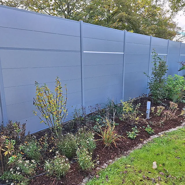 Zaunarbeiten mit Pflanzenbeet